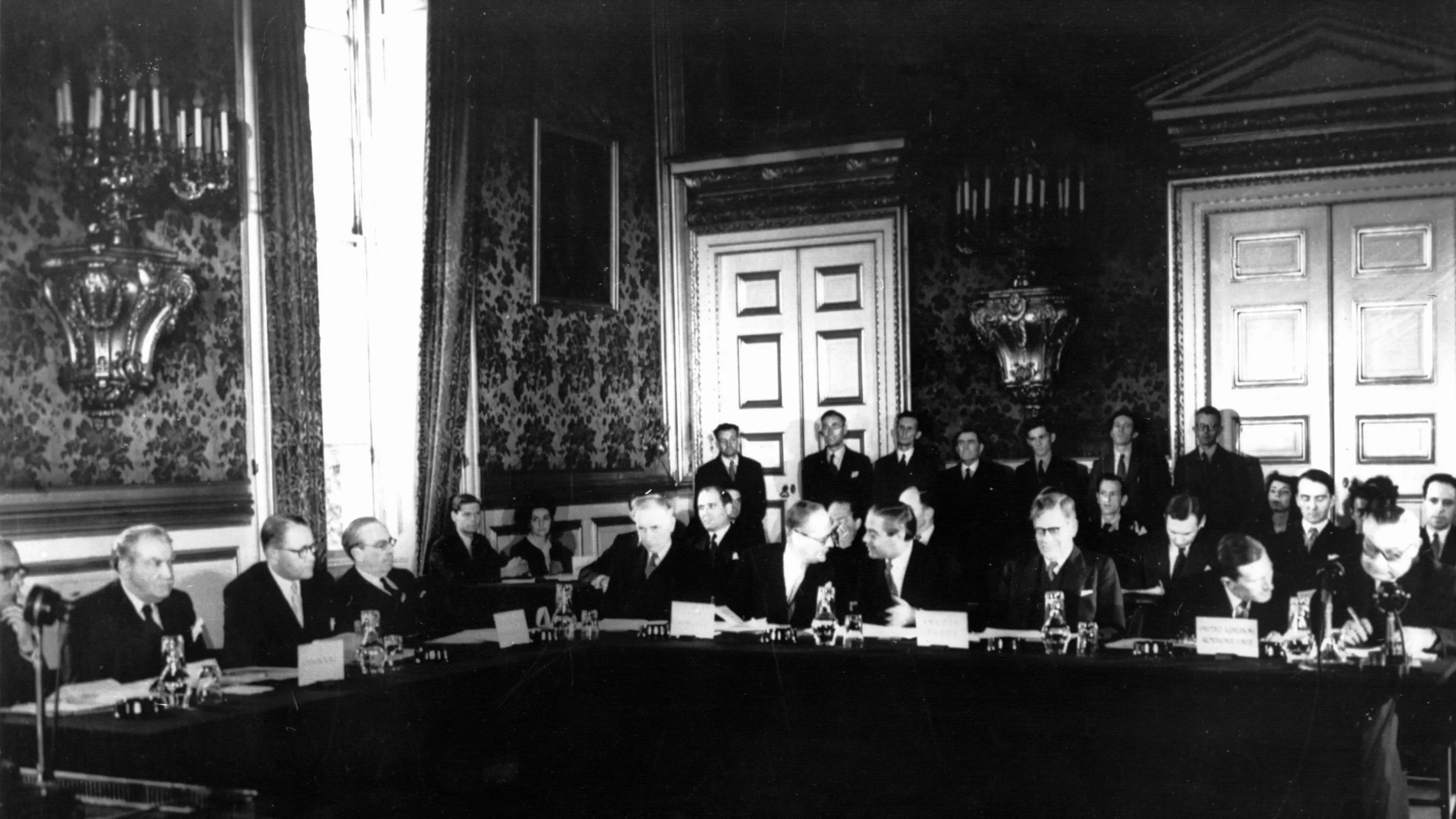 5. Mai 1949: Unterzeichnung des Europa-Statuts Die Vertreter der zehn am Europa-Statut beteiligten Länder während der Unterzeichnung am 5. Mai 1949 im St. James Palast in London.