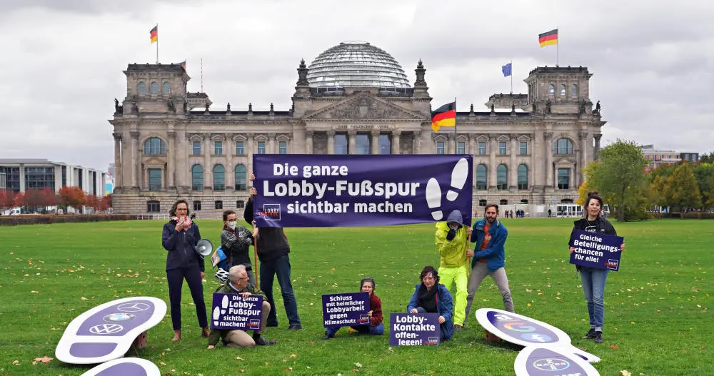 "Lobbycontrol"-Aktivisten demonstrieren vor dem Reichstagsgebäude.