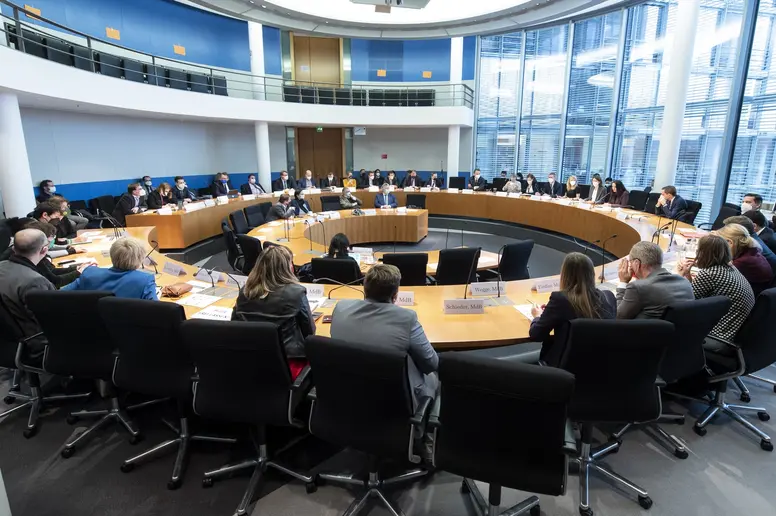 Der Rechtsausschuss konstituiert sich. Blick in den Saal.