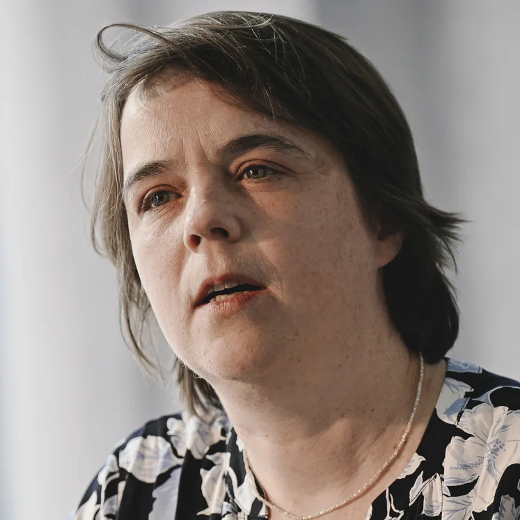 Sonja Levsen am Mikrofon