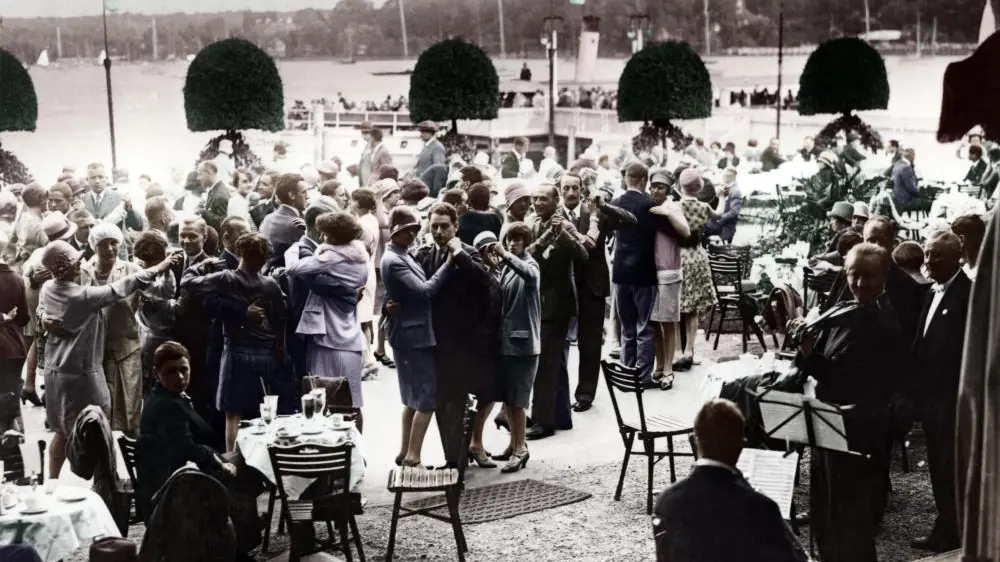 Berlin, Tanztee am Wannsee. Foto um 1925 im Tanzcafe Schweden-Pavillon.