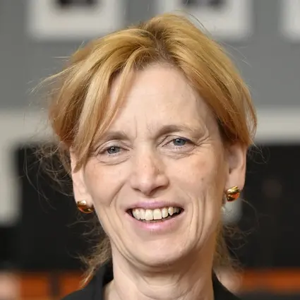 Karin Prien posiert mit dem Maskottchen der Kinderkommission.