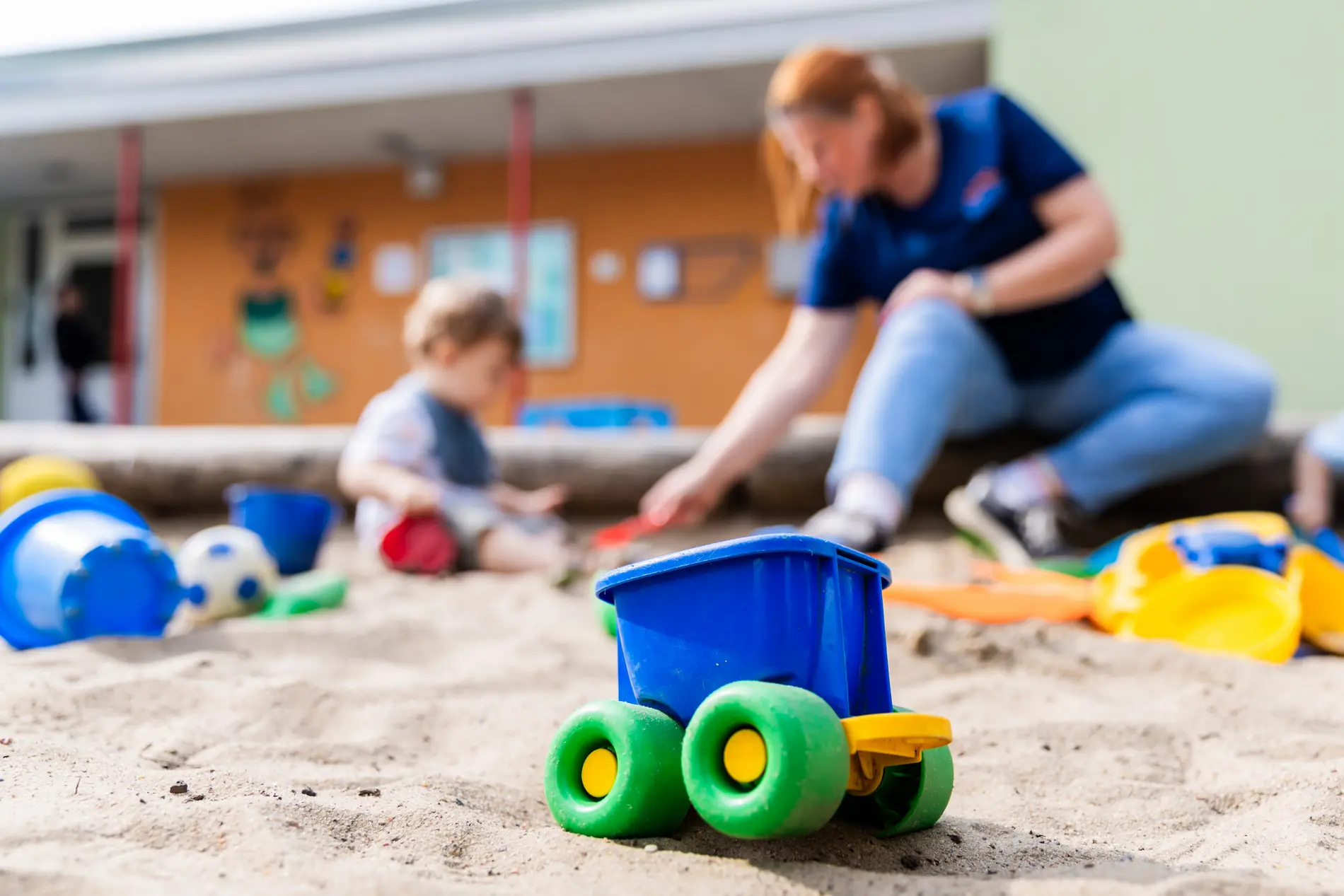 Neues Gesetz zur Kita-Qualität Ein Kind spielt mit einer Erzieherin in der Kita