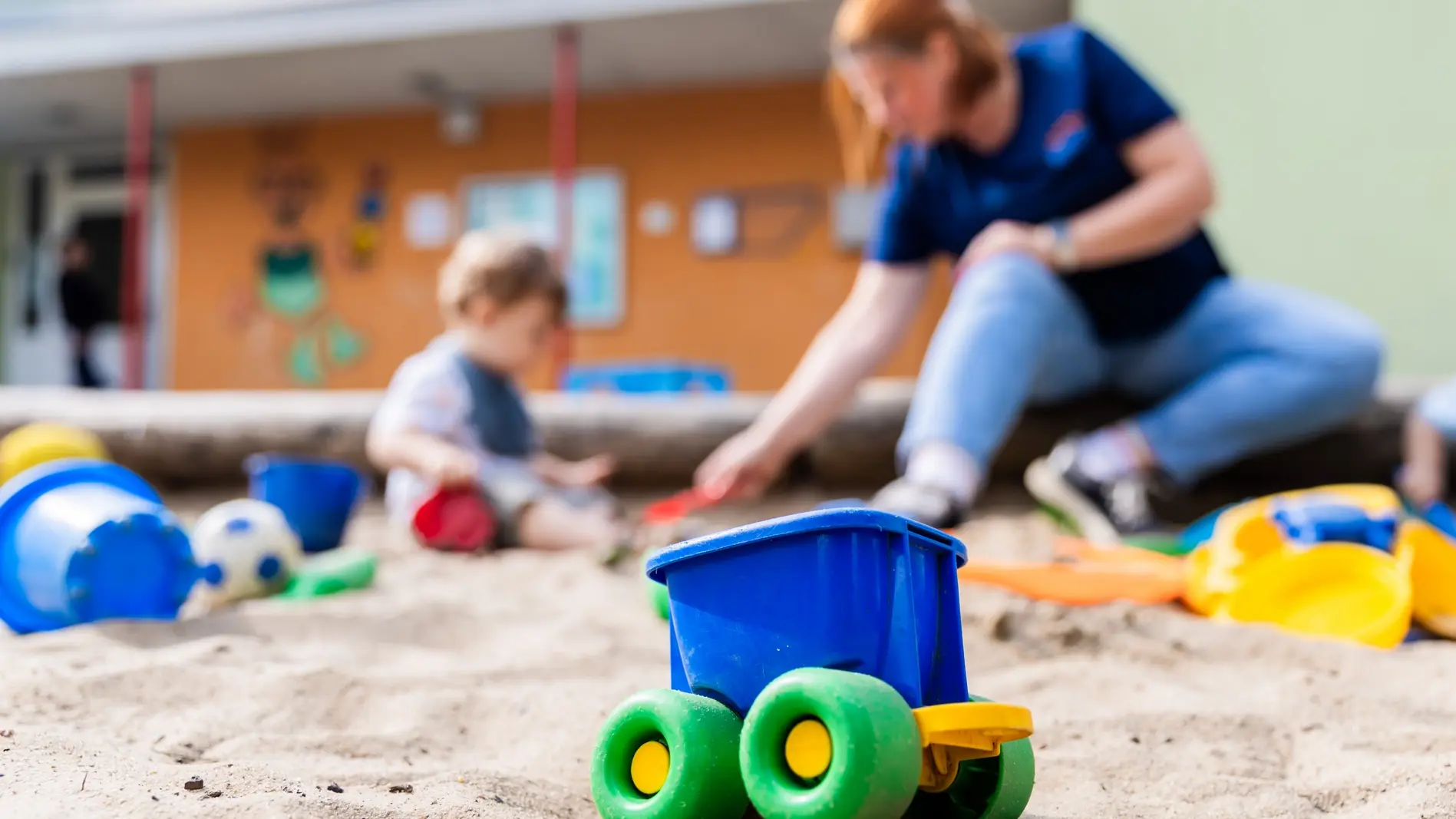 Neues Gesetz zur Kita-Qualität gilt ab 2025 Ein Kind spielt mit einer Erzieherin in der Kita