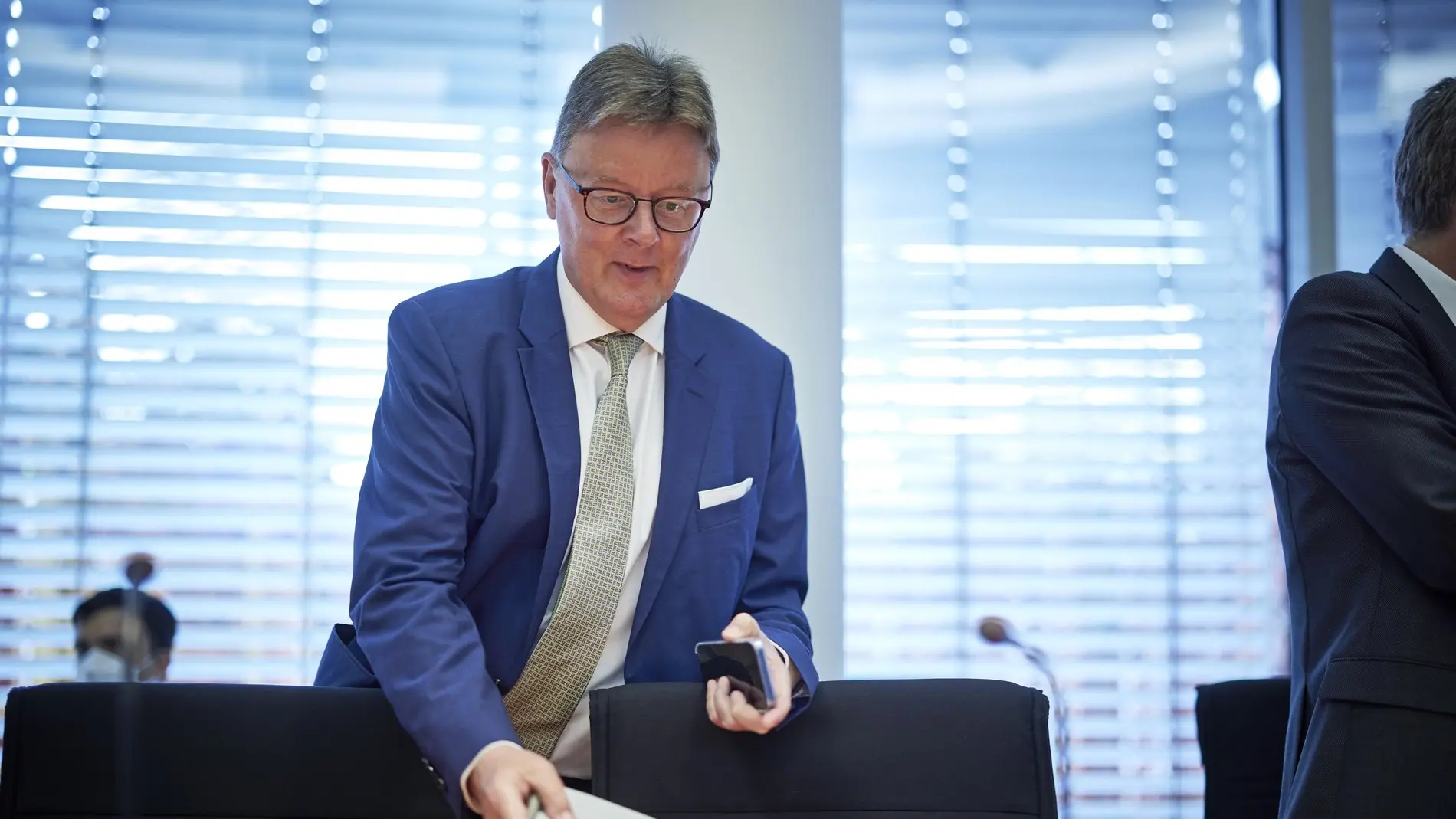 Michael Grosse-Brömer Michael Grosse-Brömer im Anzug mit Krawatte und Brille legt Unterlagen ab.