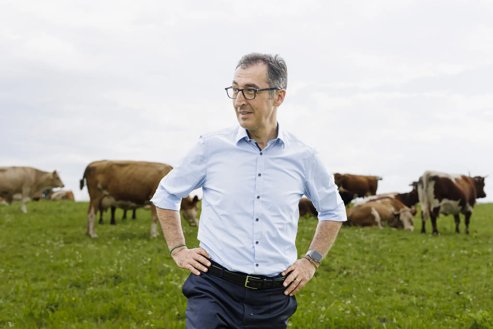Verabschiedung des Tierhaltungskennzeichnungsgesetzes Cem Özdemir besucht einen demeter Bauernhof in Holzkirchen.