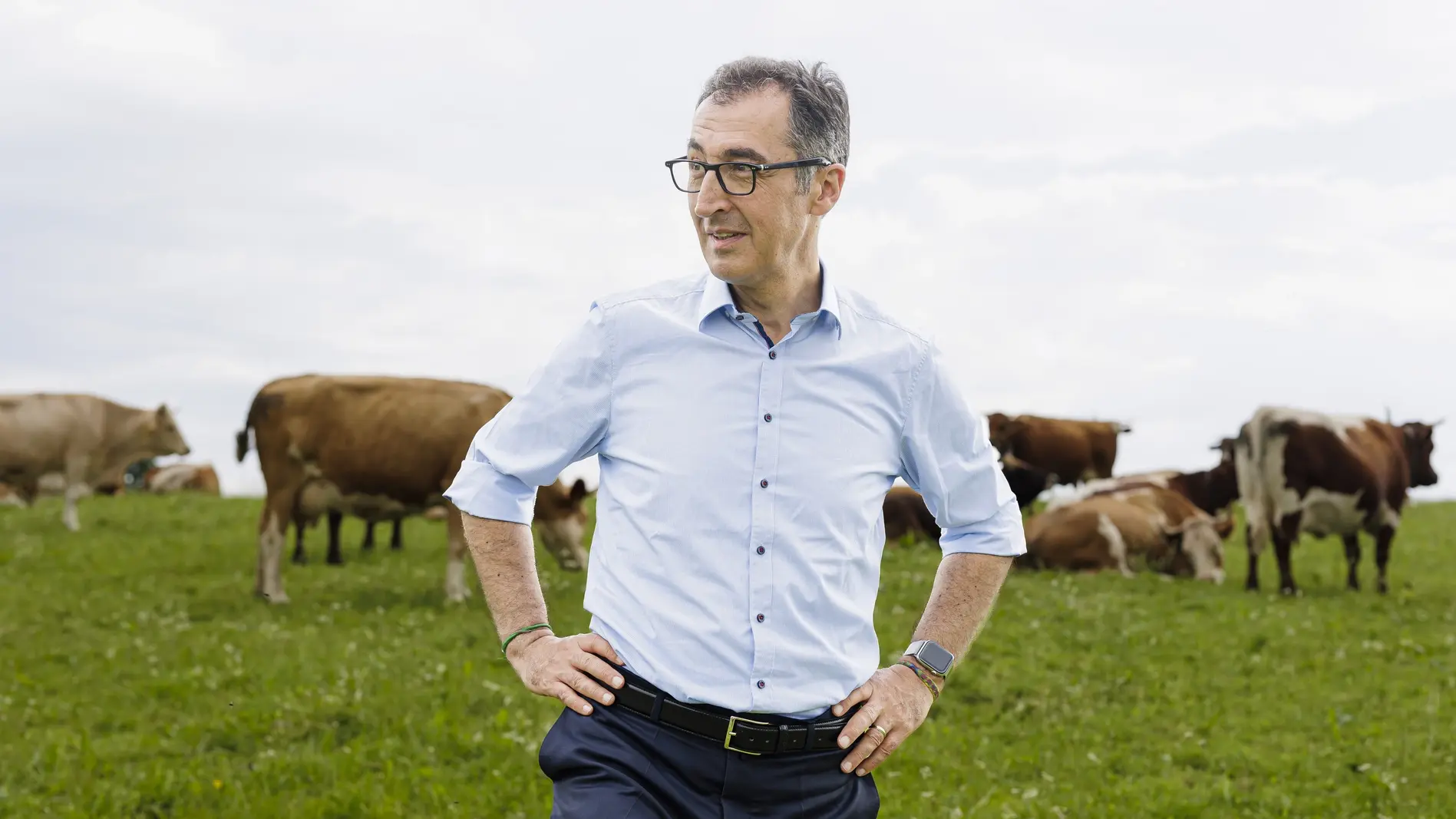 Verabschiedung des Tierhaltungskennzeichnungsgesetzes Cem Özdemir besucht einen demeter Bauernhof in Holzkirchen.
