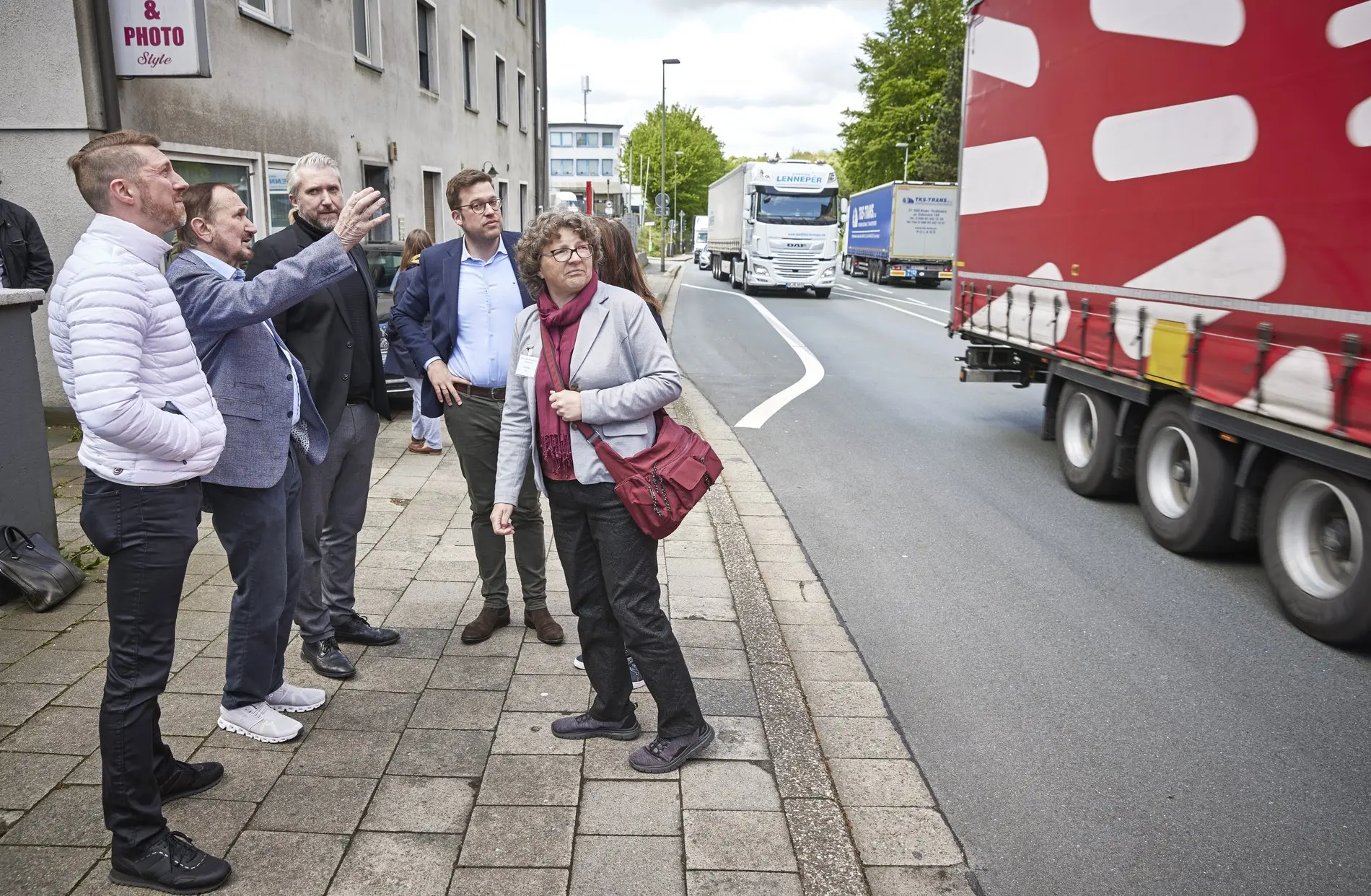 Sechs Personen schauen sich die Verkehrslage an einer Straße in Lüdenscheid an.