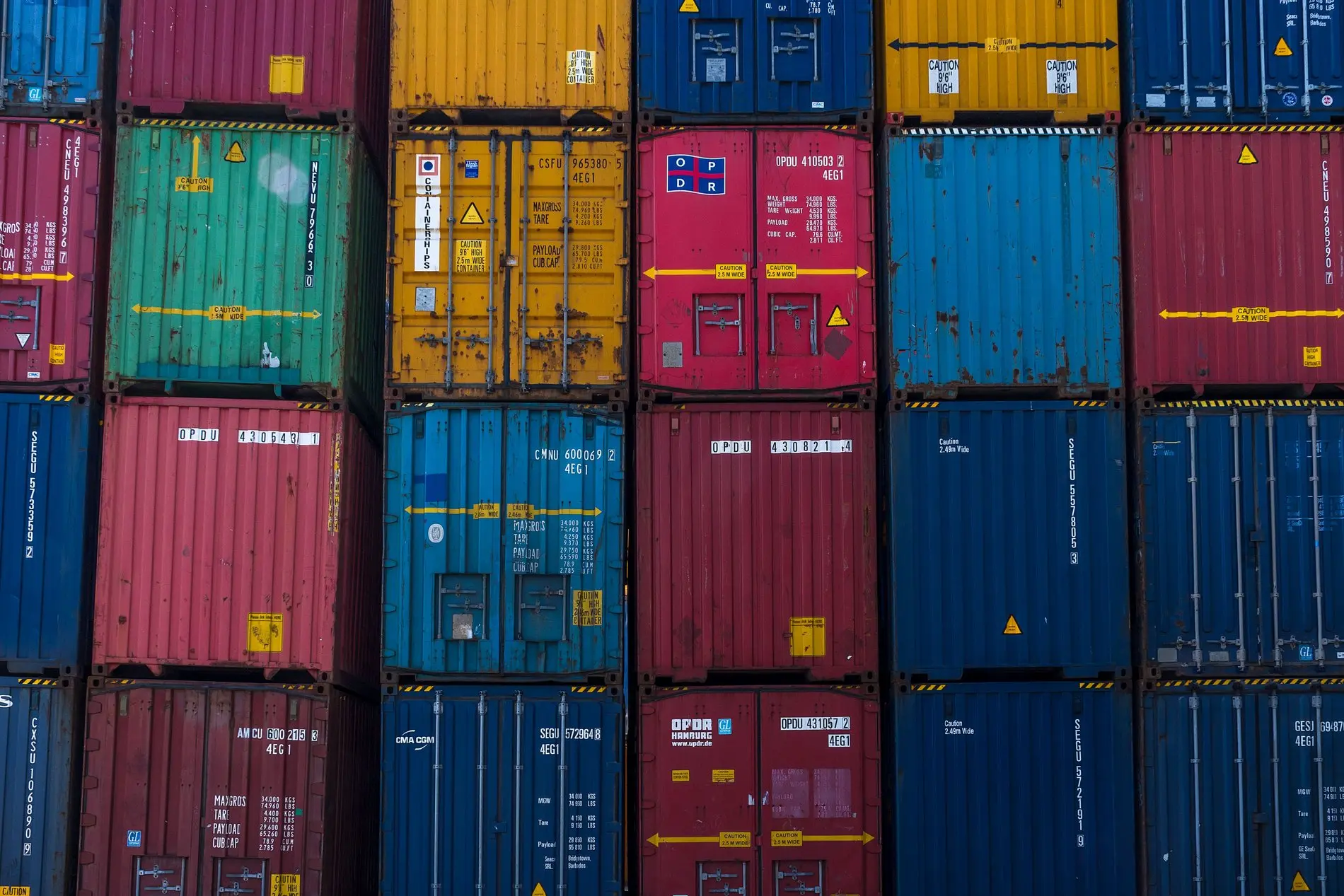 Überseecontainer sind am Hamburger Hafen übereinander gestapelt