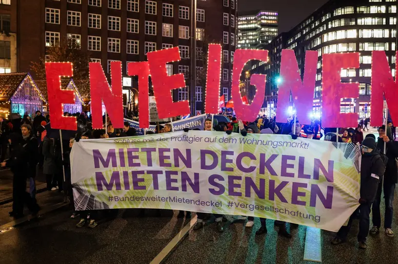 Demonstration für bezahlbares Wohnen in der Innenstadt in Hamburg.