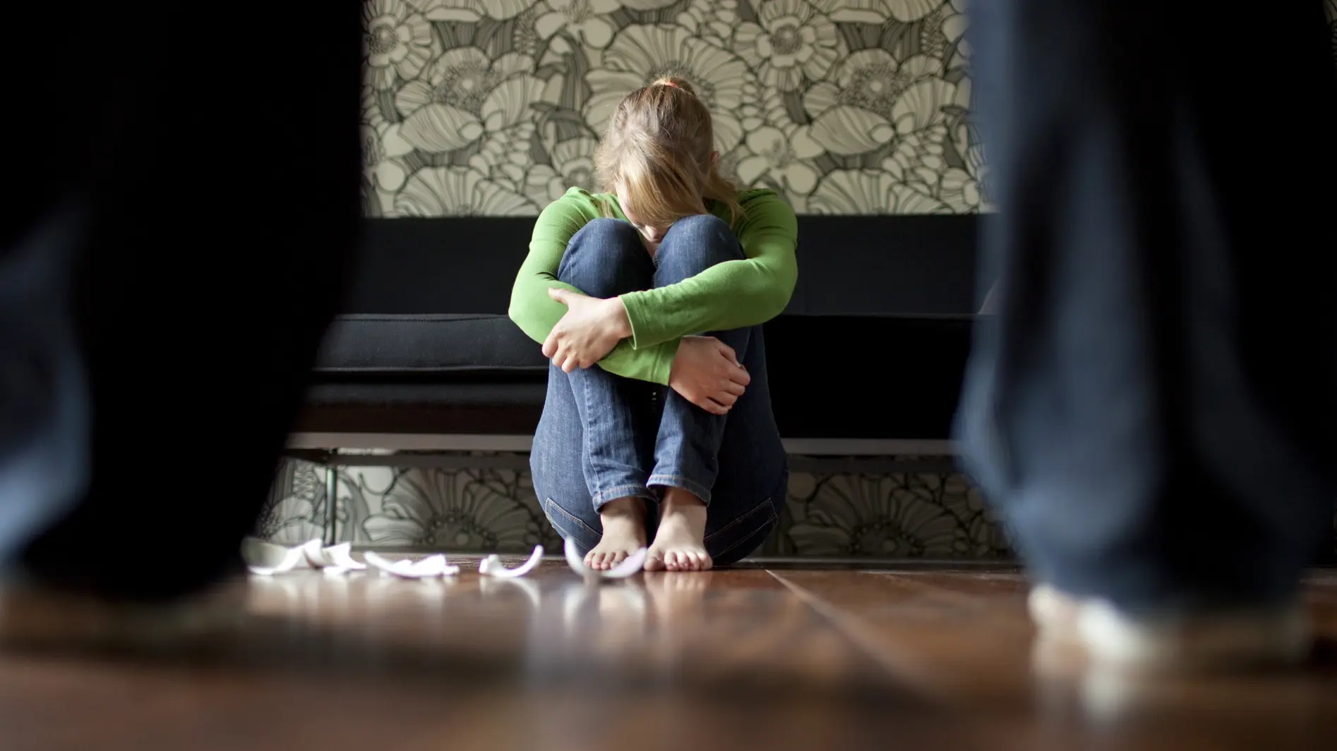 Häusliche Gewalt Symbolbild häusliche Gewalt: Eine junge Frau wird bedroht.