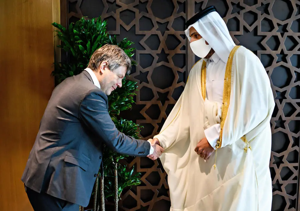 Verbeugen für das Gas: Für seine Reise nach Katar und in die Vereingten Arabischen Emirate musste sich Wirtschaftsminister Robert Habeck (links) Kritik der Opposition gefallen lassen. Verbeugen für das Gas: Für seine Reise nach Katar und in die Vereingten Arabischen Emirate musste sich Wirtschaftsminister Robert Habeck (links) Kritik der Opposition gefallen lassen.