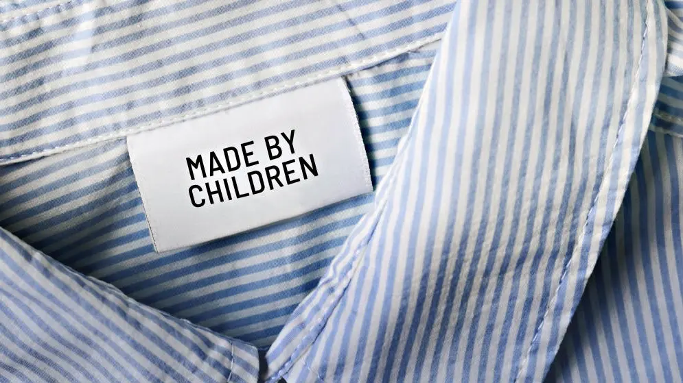 Kinderarbeit Kleidungsstück mit der Aufschrift "Made by Children"