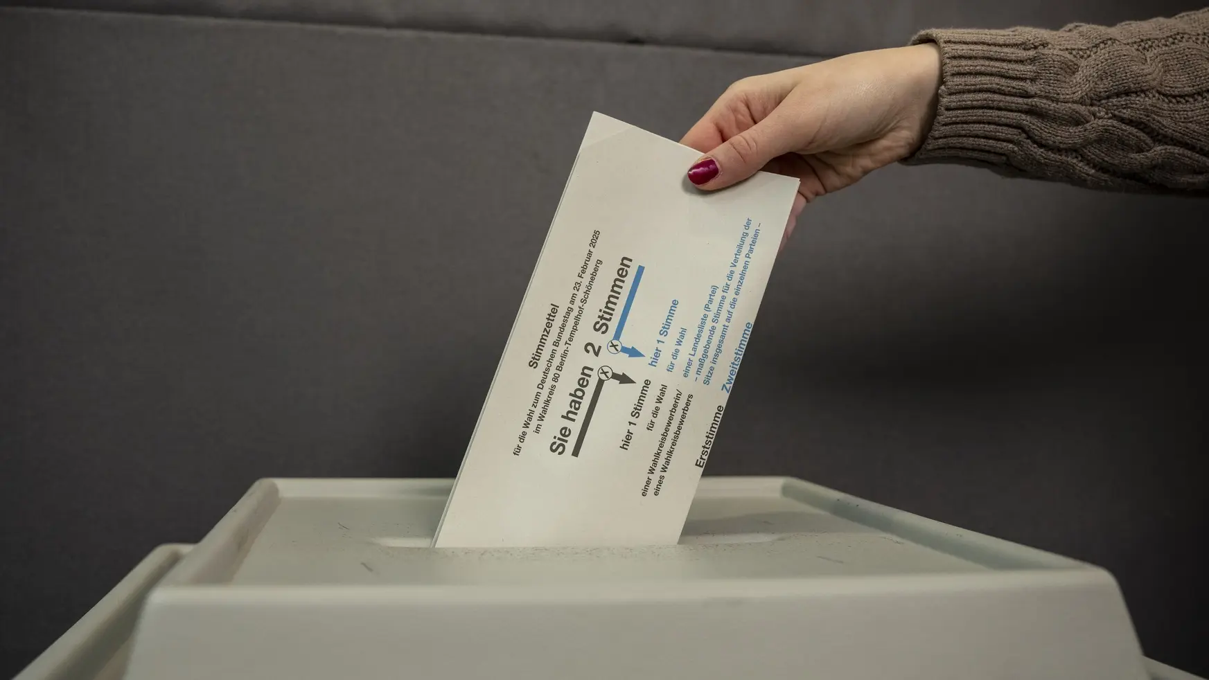 Mit der Erststimme gewählt, aber nicht im Parlament vertreten Einwurf des Stimmzettels in die Wahlurne im Rathaus Schöneberg
