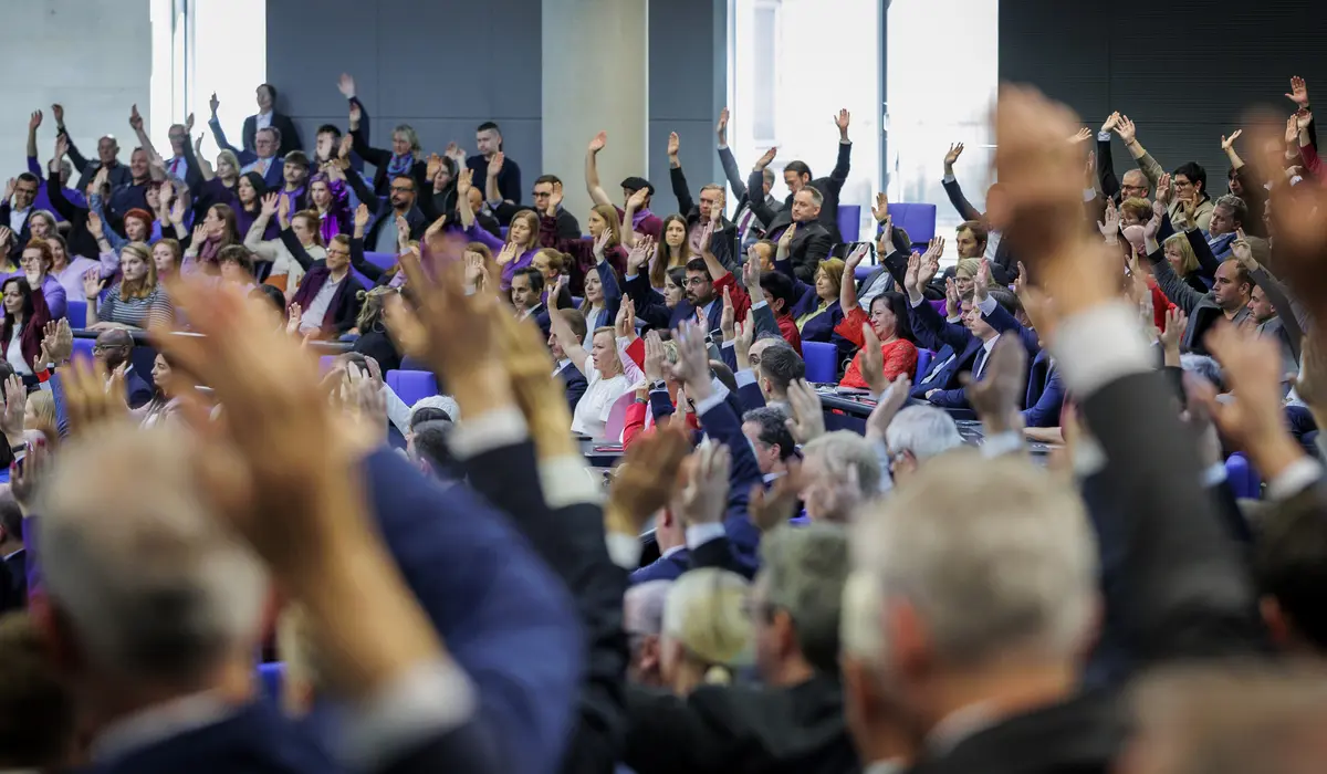 Großteil des Plenums mit zur Abstimmung erhobenen Händen