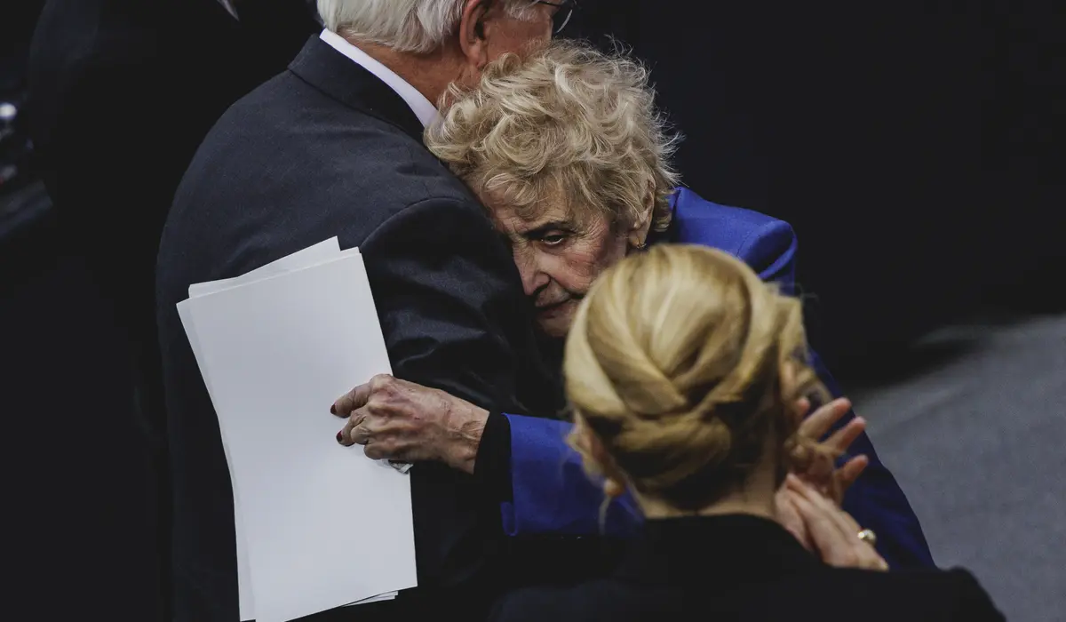 Frank-Walter Steinmeier und Tova Friedman umarmen sich nach ihrer Rede.