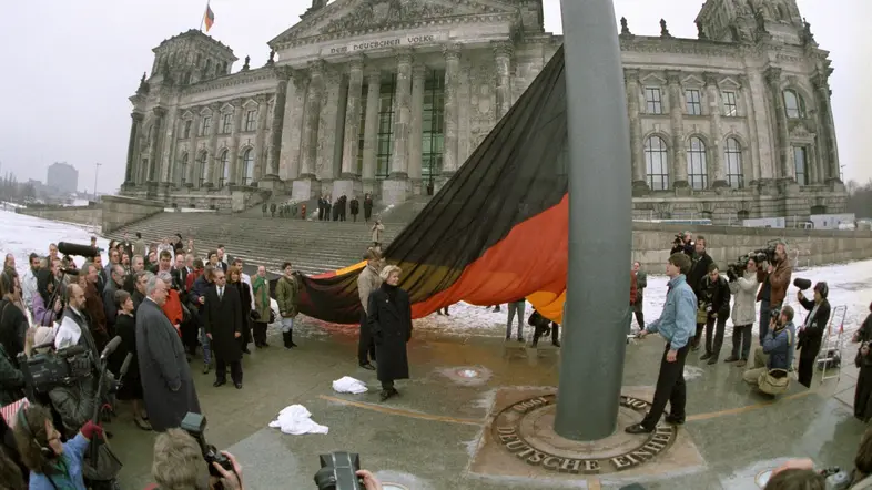 Bundeskanzler Helmut Kohl beim feierlichen Aufziehen der deutschen Flagge 