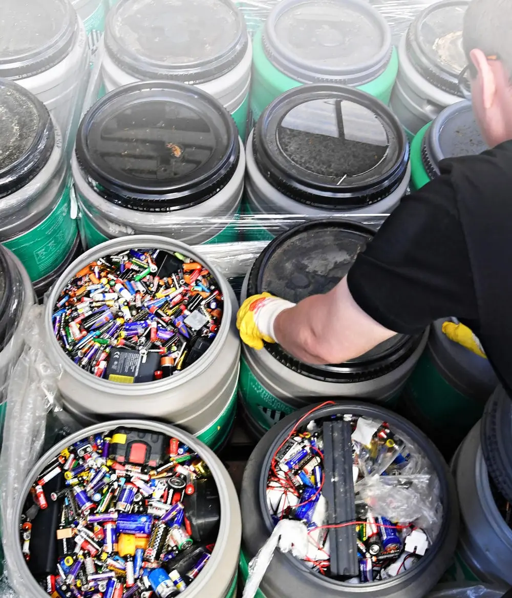 Ein Mitarbeiter der Redux Recycling GmbH in Bremerhaven sortiert alte Batterien.