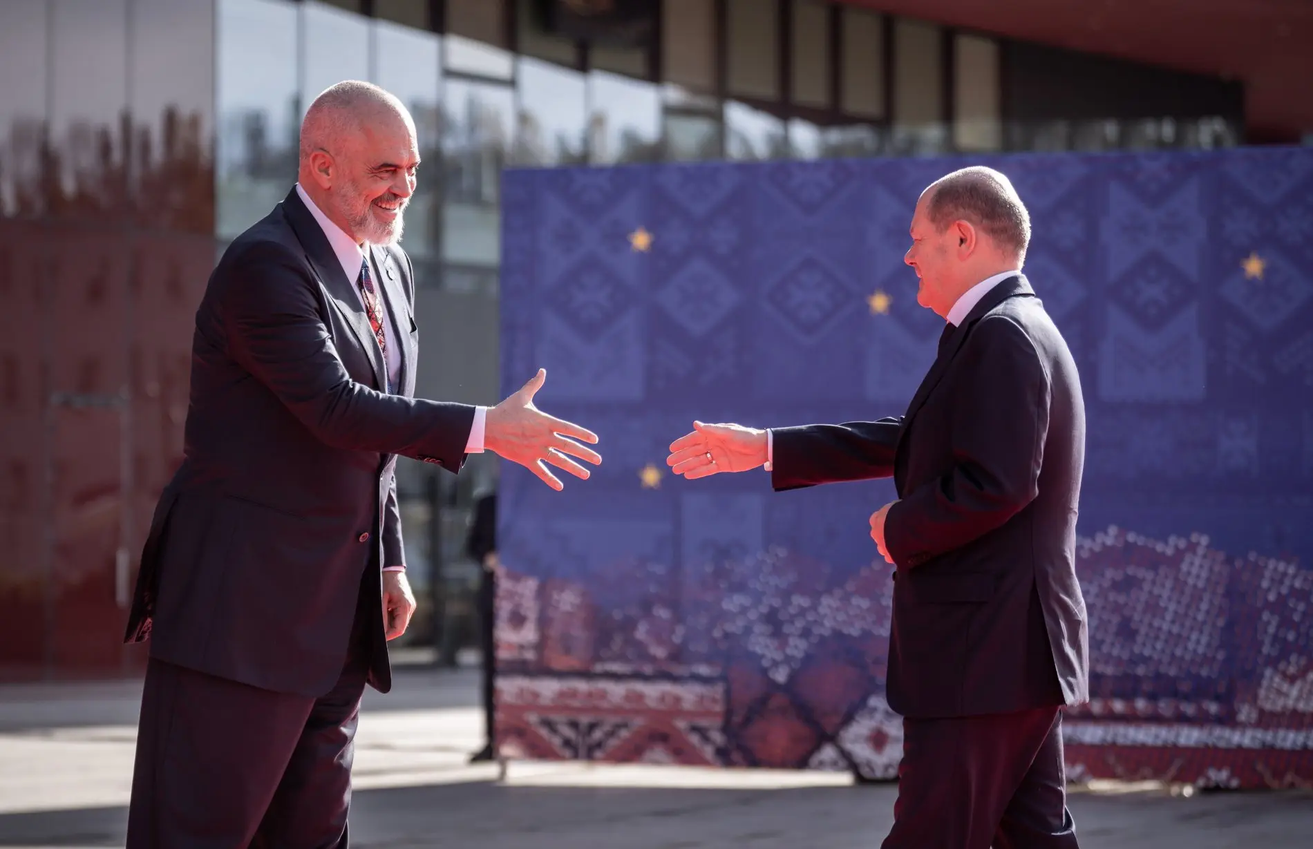 Edi Rama, Ministerpräsident von Albanien, begrüßt Bundeskanzler Olaf Scholz.