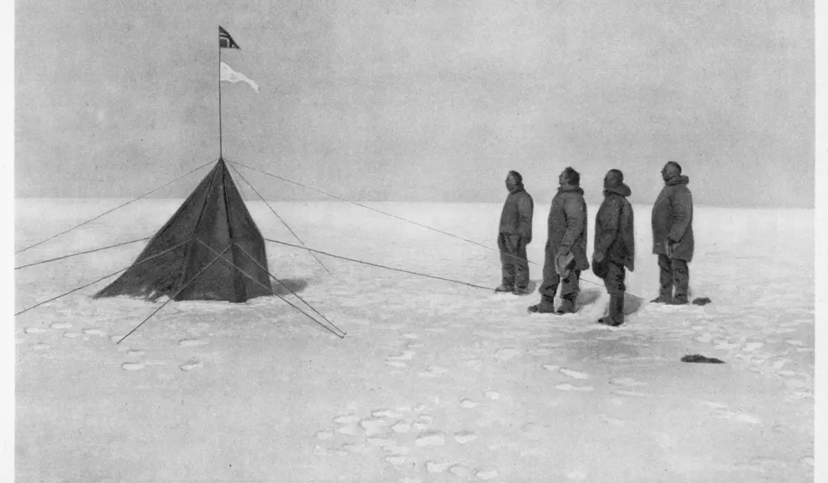 Roald Amundsen und Begleiter hissen die norwegische Flagge am Südpol