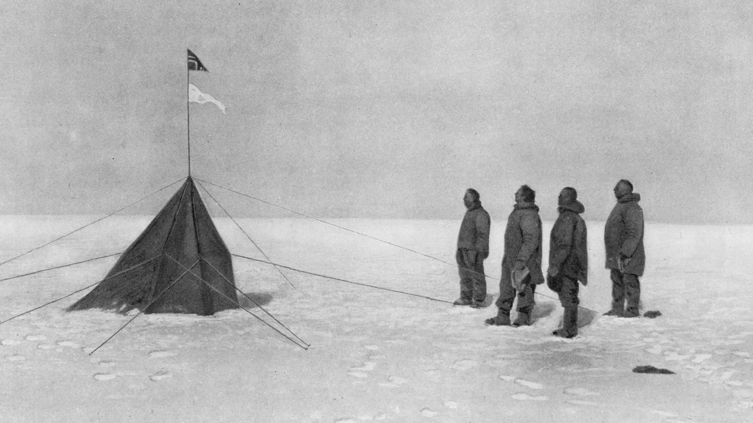 Amundsen hat den Wettlauf zum Südpol gewonnen Roald Amundsen und seine Mannschaft blicken am Südpol auf die norwegische Flagge