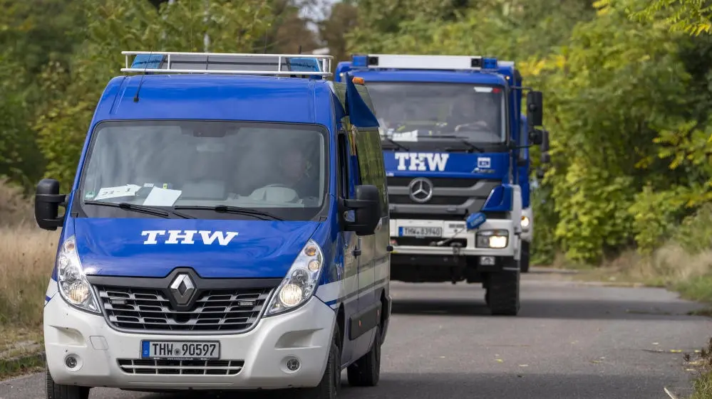Autos des THW auf der Straße
