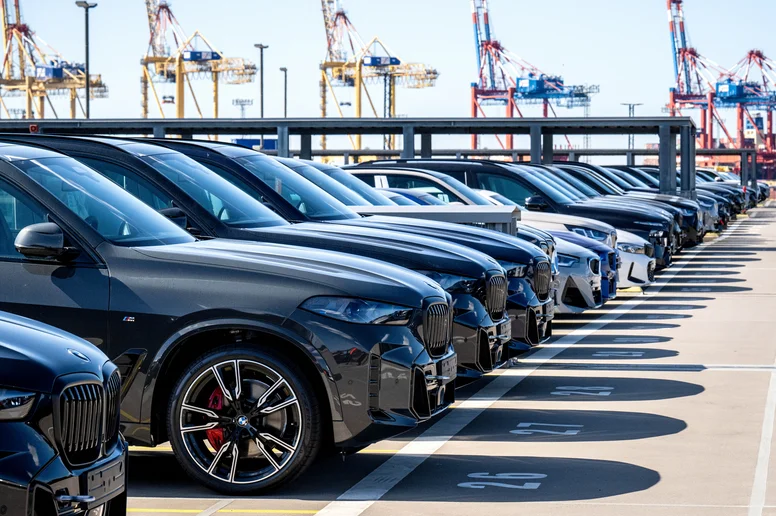 Autos werden auf Schiffe verladen