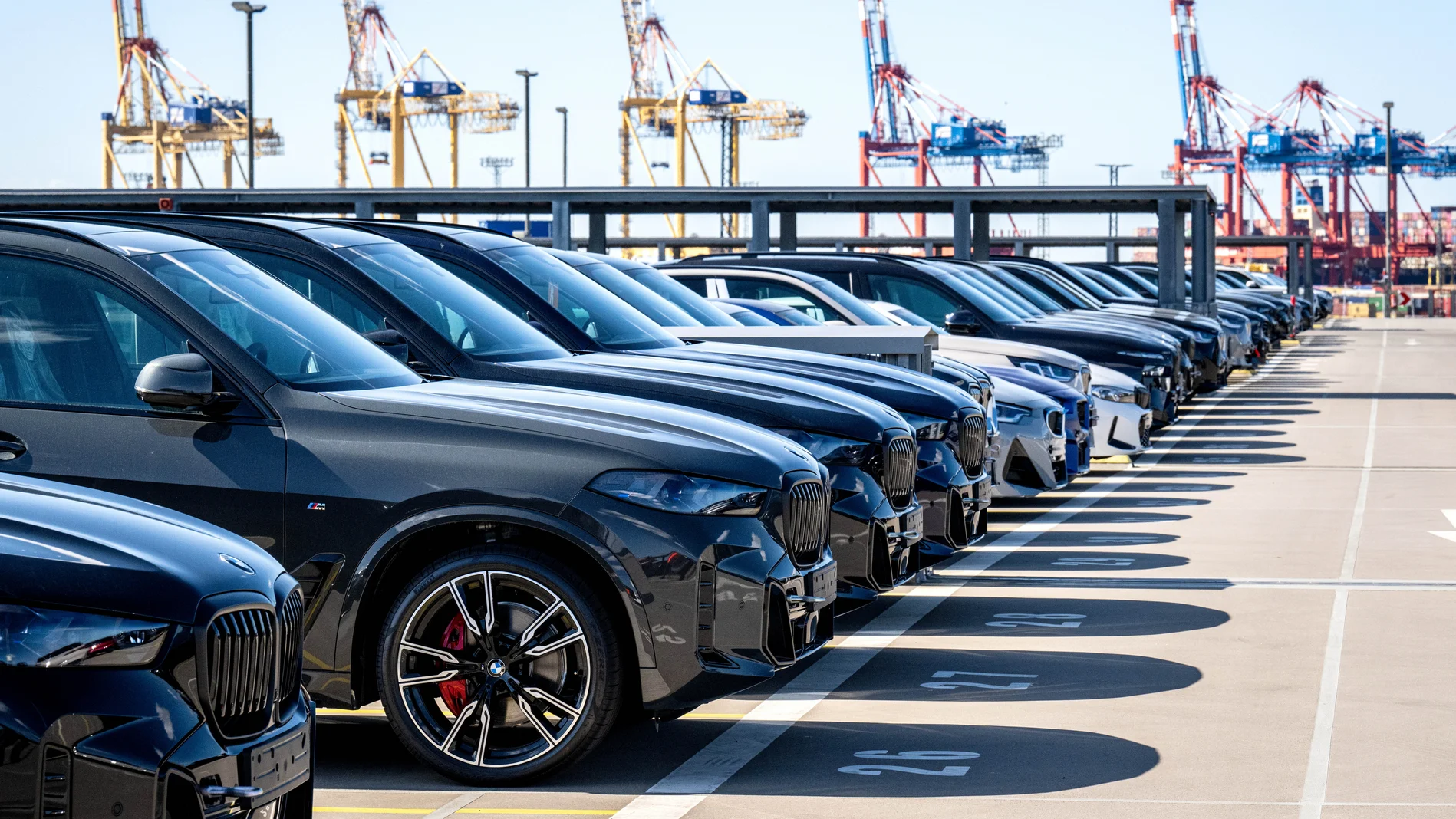 Autos werden auf Schiffe verladen