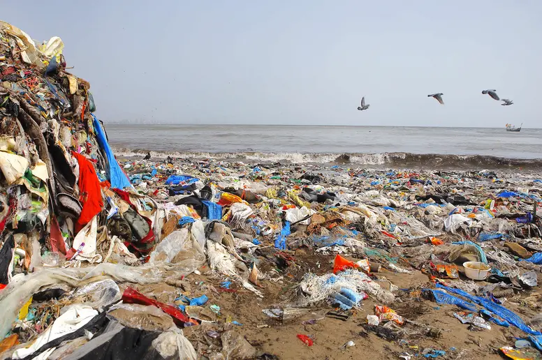 Plastikmüll am Strand von Mumbai