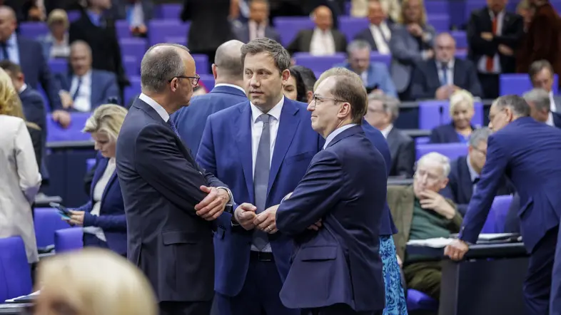 Friedrich Merz, Lars Klingbeil und Alexander Dobrindt bei der ersten Sitzung.