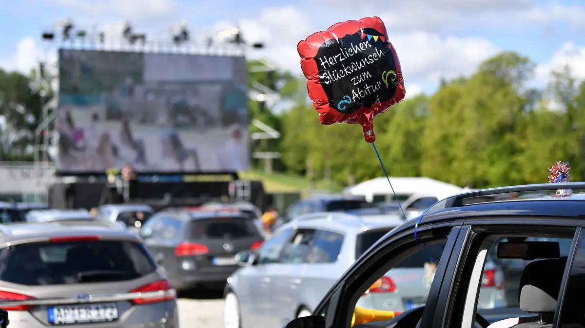 Glückwunsch-zum-Abitur-Luftballon an einem Auto