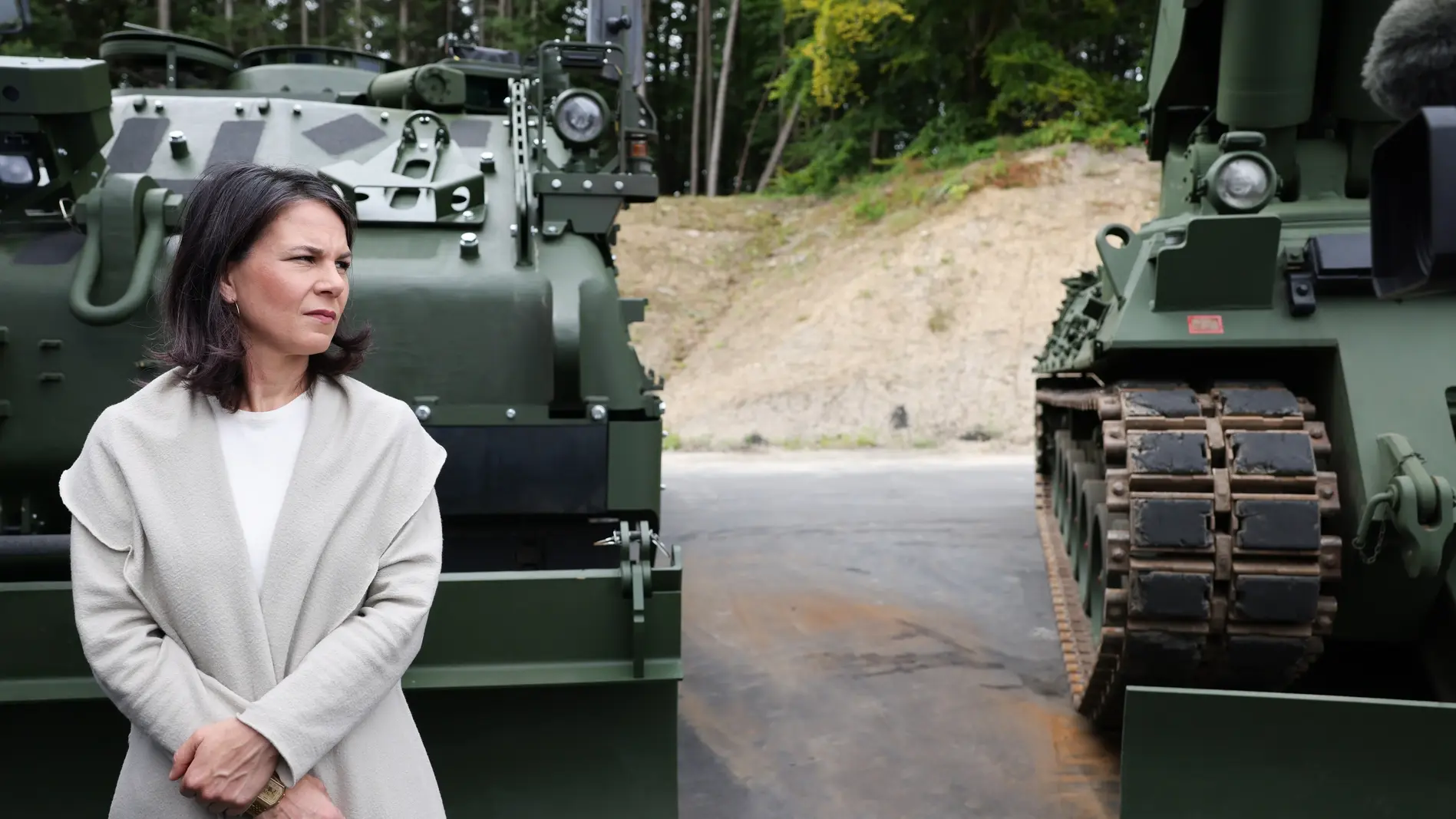 Außen-Etat von Minister Baerbock Annalena Baerbock steht vor instandgesetzten Panzern und Neufahrzeugen