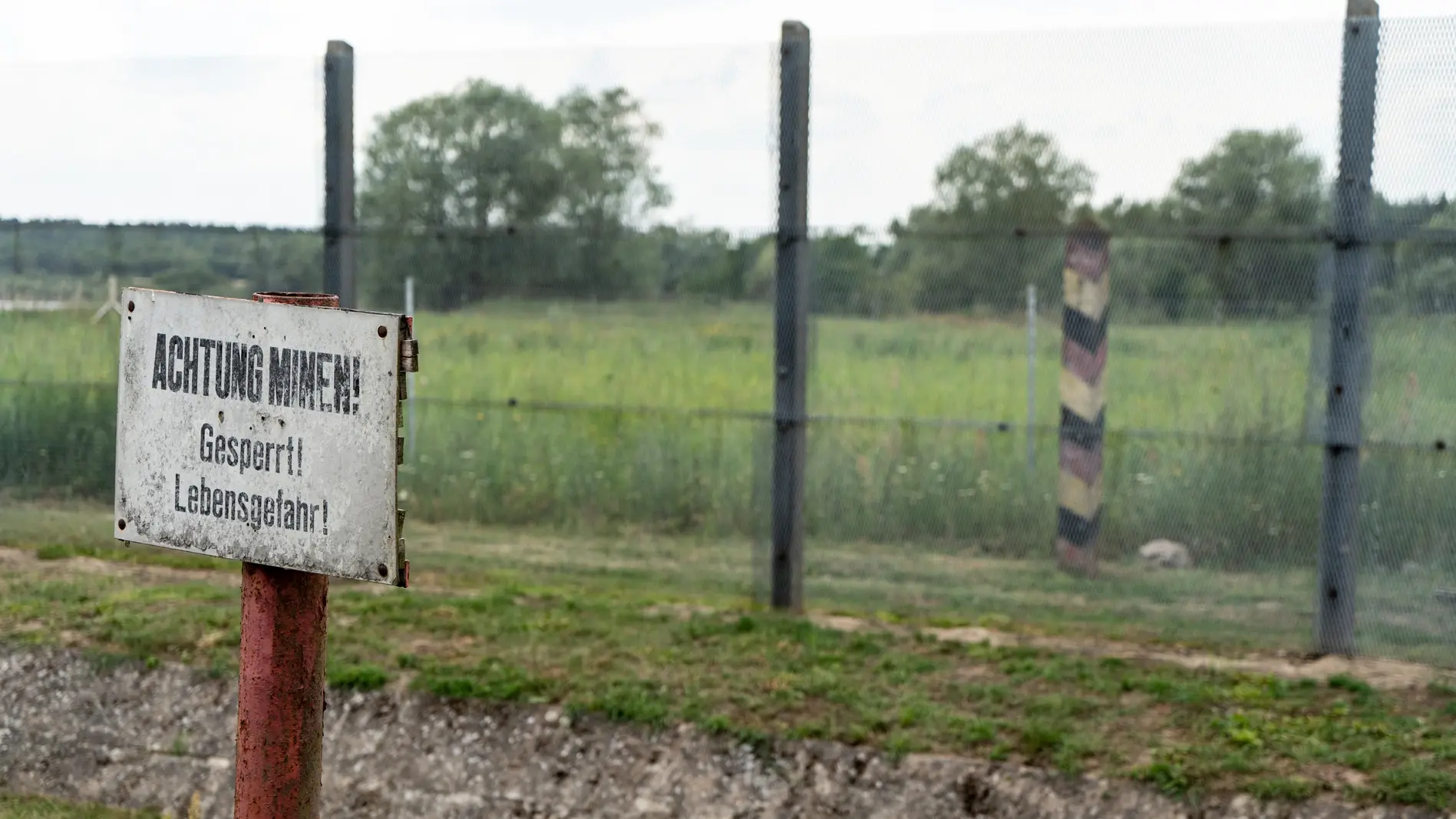 Innerdeutsche Grenze Ein Schild warnt an der Innerdeutschen Grenze vor der Gefahr von Minen