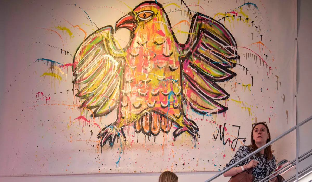 Besucher der Ausstellung "Wir. 19 Grundrechte. 19 künstlerische Positionen. Ein Gesprächsraum" 
