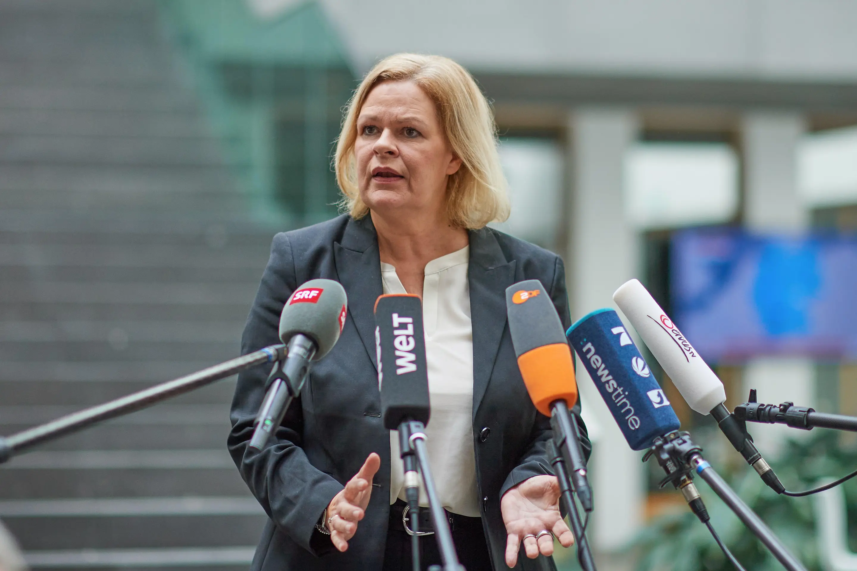 Bundesinnenministerin Nancy Faeser gibt vor zahlreichen Mikrofonen ein Statement
