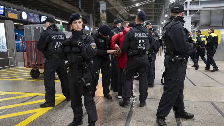 Polizisten nehmen während eines Schwerpunkteinsatz der Bundespolizei am Münchner Hauptbahnhof einen Mann Fest.