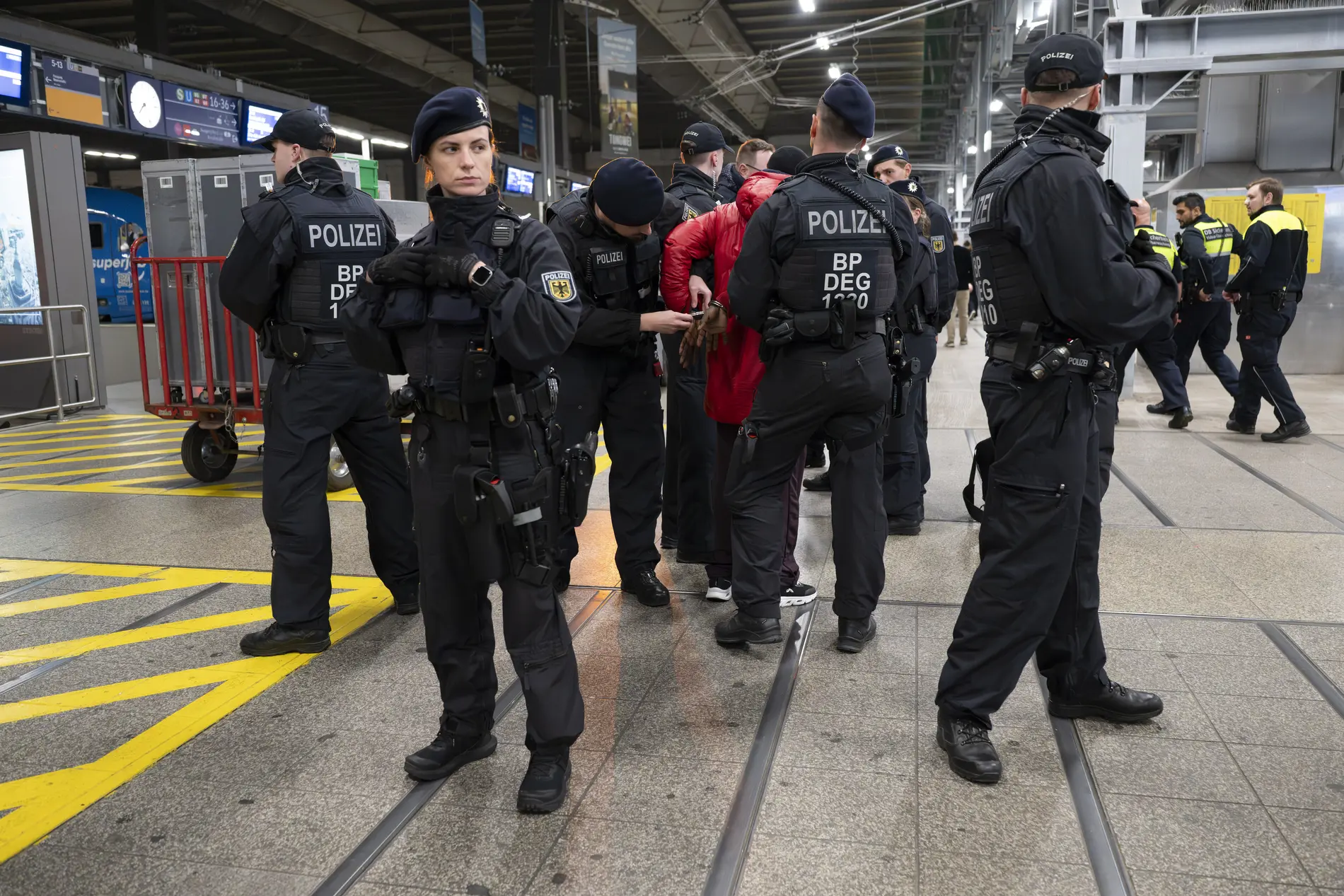 Polizisten nehmen während eines Schwerpunkteinsatz der Bundespolizei am Münchner Hauptbahnhof einen Mann Fest.