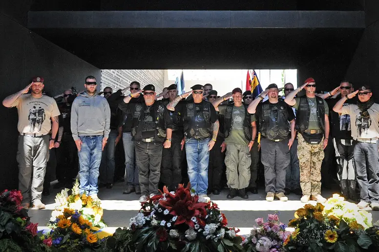 Veteranen der Bundeswehr salutieren