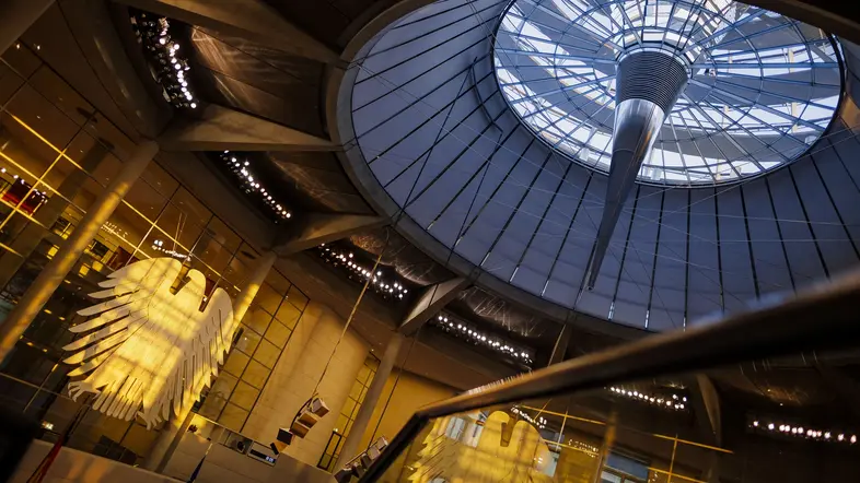 Blick auf die Kuppel des Reichstagsgebäudes mit dem Bundesadler
