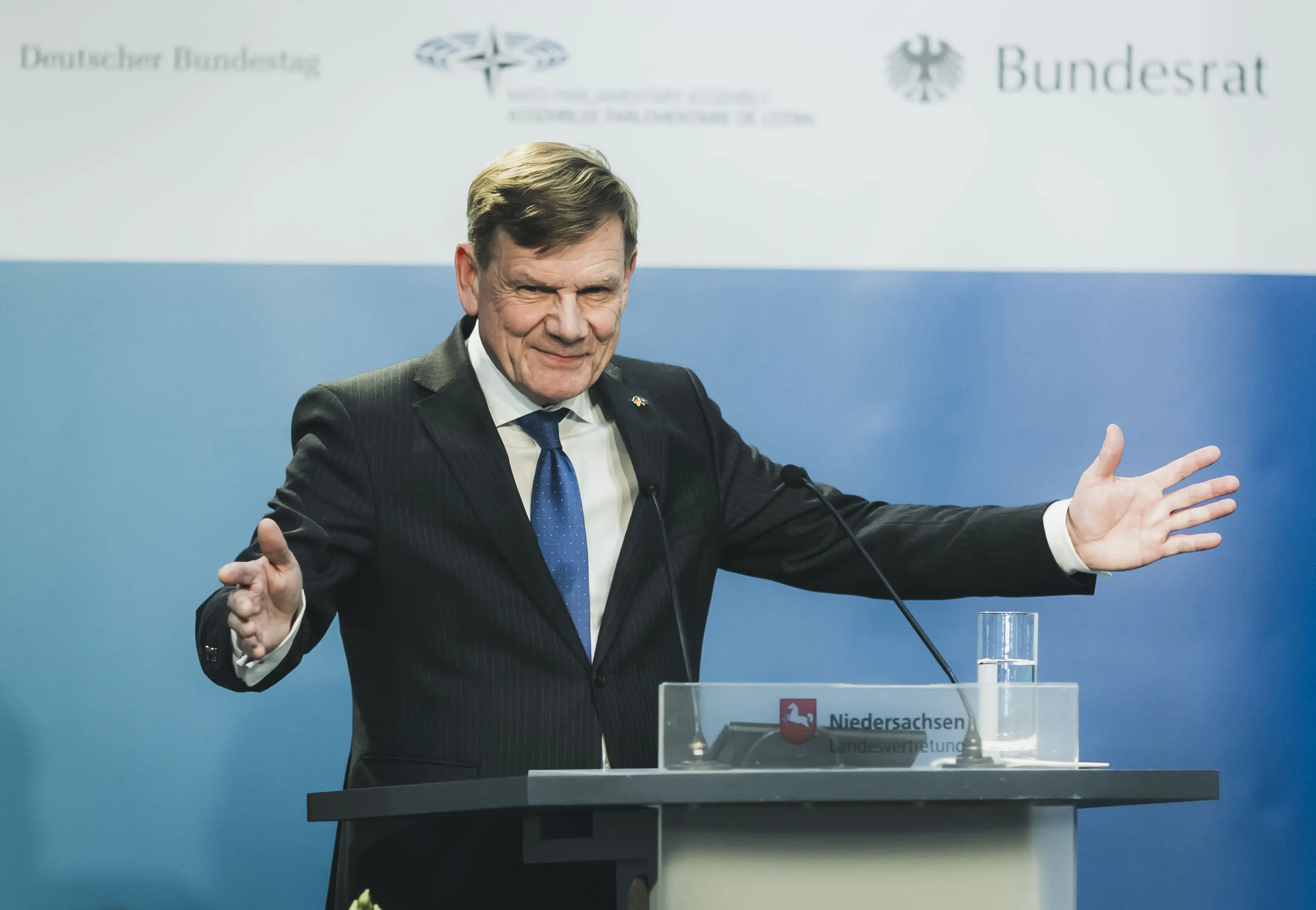 Johann Wadephul breitet die Arme aus Johann Wadephul breitet die Arme aus