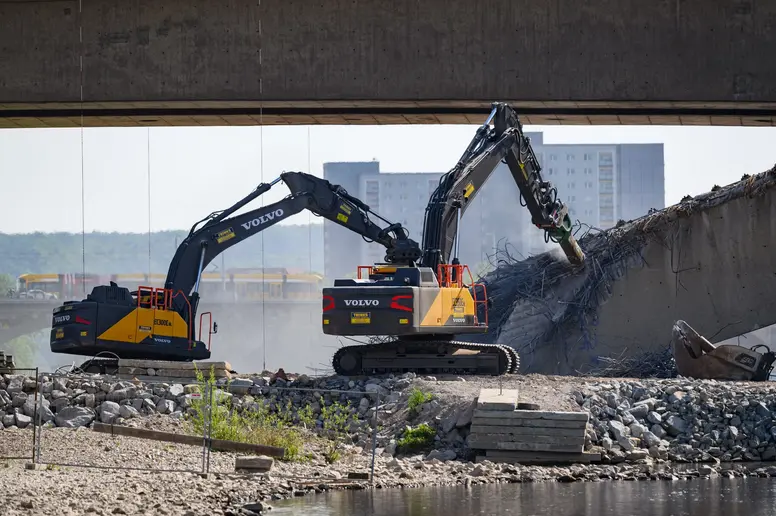 Bagger an der eingestürzten Carolabrücke in Dresden