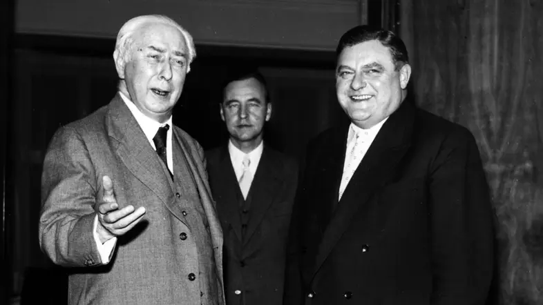 Theodor Heuss überreicht Franz Josef Strauß die Ernennungsurkunde