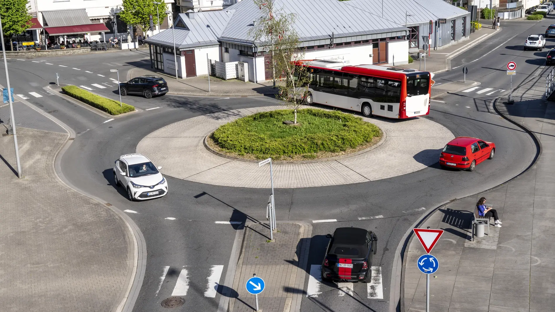 Fahrzeuge in einem Kreisverkehr