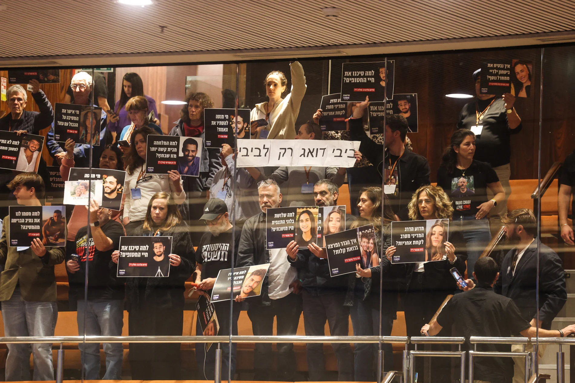 Mitglieder des "October Council" protestieren