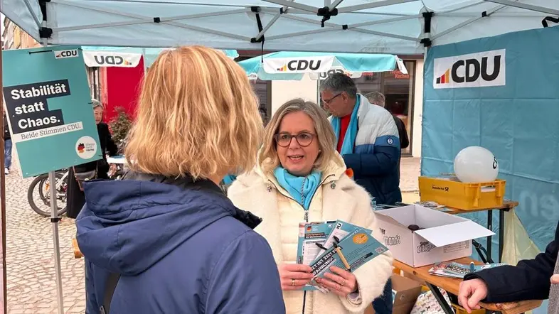 Ursula Groden-Kranich während des Wahlkampfs im Informationsstand der CDU.