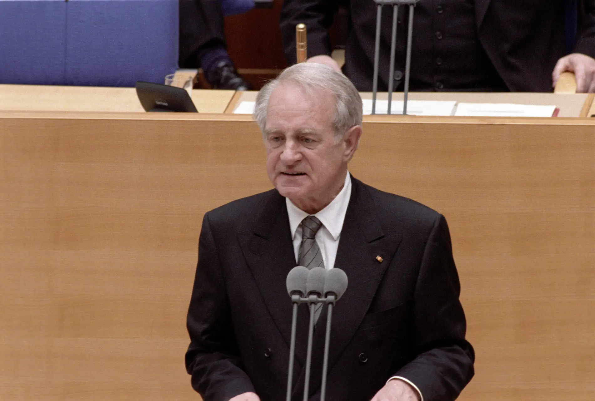Johannes Rau Farbbild von Johannes Rau am Rednerpult