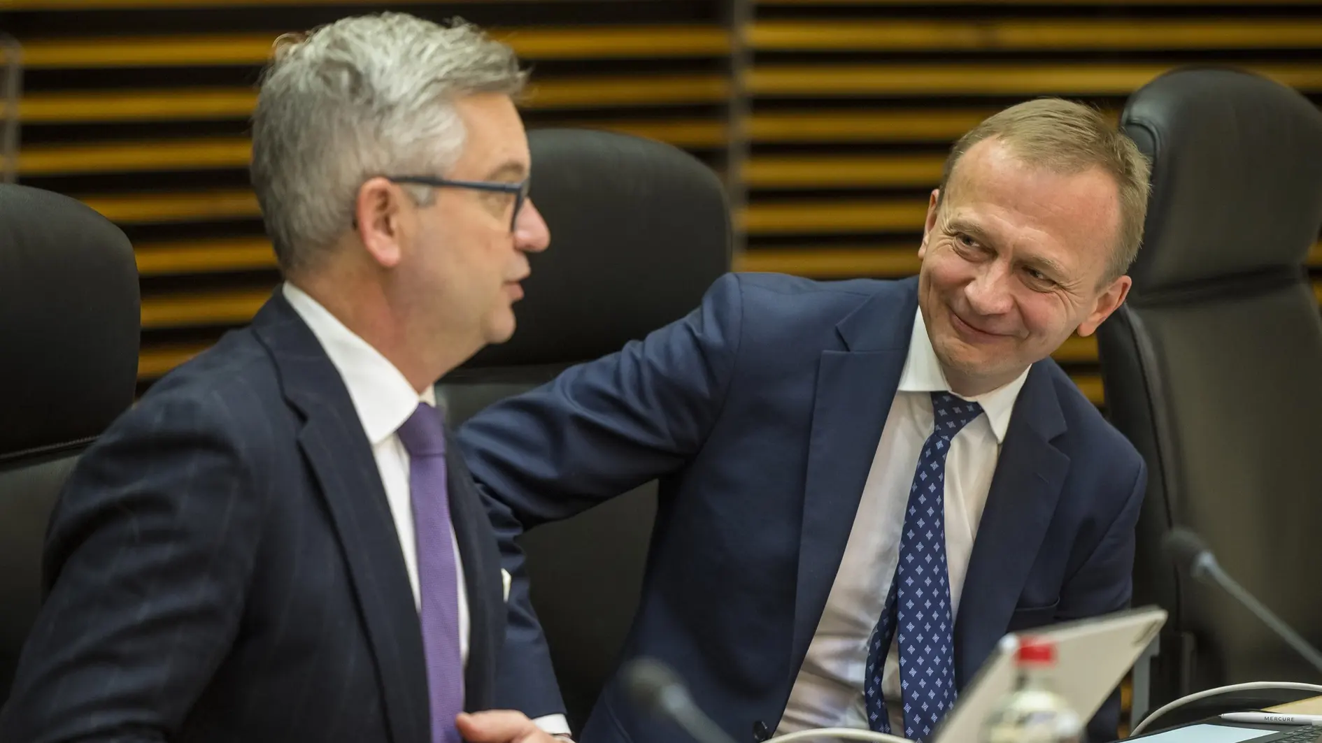 EU-Kommissare Piotr Serafin und Magnus Brunner EU-Haushaltskommissar Piotr Serafin im Gespräch mit EU-Innenkommissar Magnus Brunner.