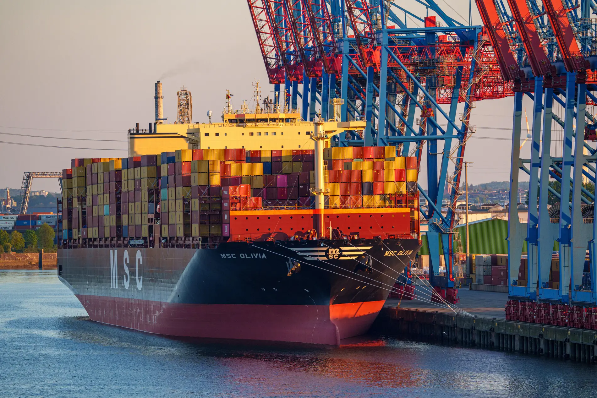 Containerschiff im Hamburger Hafen Ein Containerschiff im Hafen