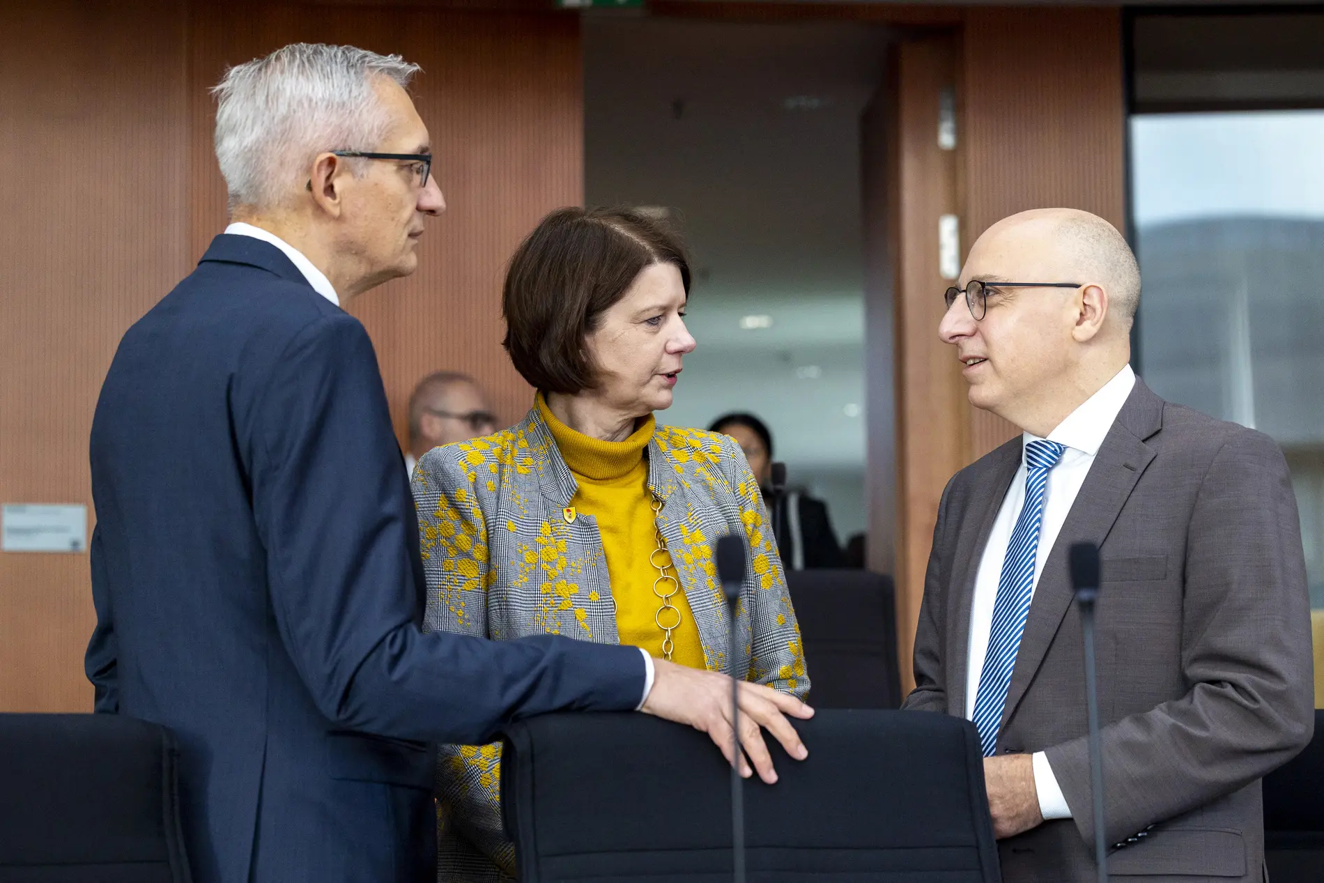 Die Spitzen der Nachrichtendienste im Bundestag Martin Jäger, Martina Rosenberg und Sinan Selen im Gespräch