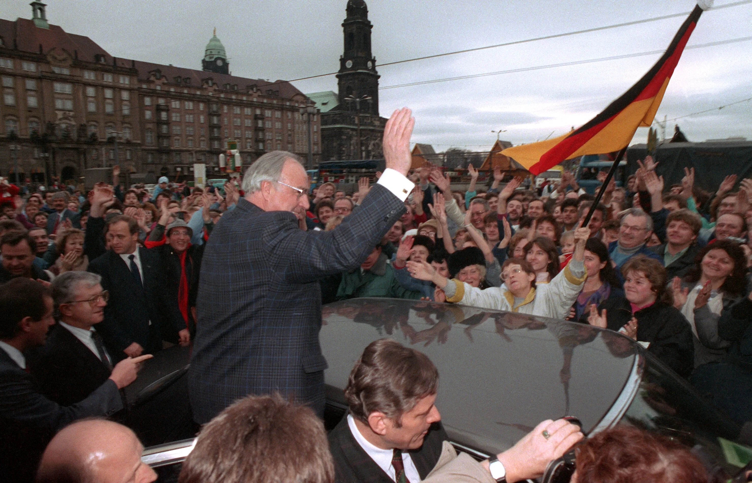 Helmut Kohl wird von einer Menschenmenge gefeiert